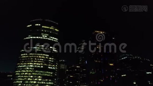莫斯科国际商务中心摩天大楼夜间空中拍摄。视频