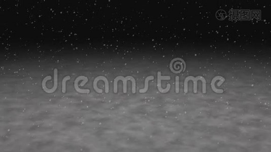 雪。 冬季降雪。 在黑色背景上落下真实的雪花。视频