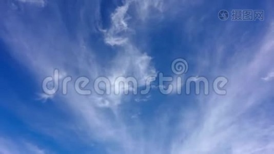 下午白云在蓝天上移动的时间流逝视频视频