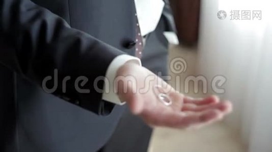 穿着西装拿着两枚结婚戒指的男人视频
