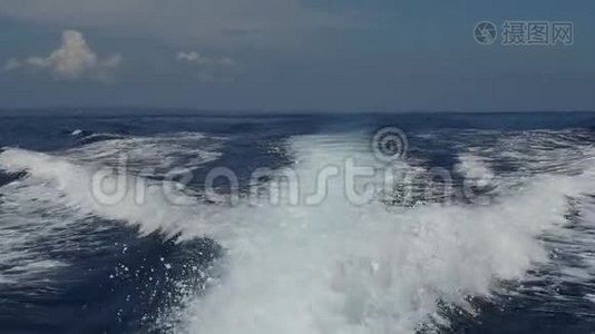 一艘摩托艇在印度尼西亚海平面背景下的波浪。视频