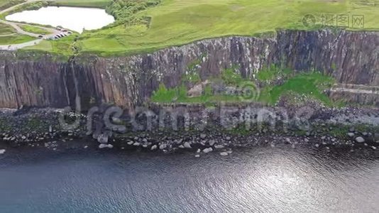 在著名的Kilt Rock瀑布Skye附近的悬崖峭壁上拍摄的戏剧性海岸线的电影航拍镜头视频