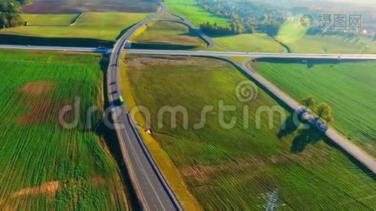 航空高速公路路面俯视图.. 穿越道路鸟瞰图.. 航空公路过境视频