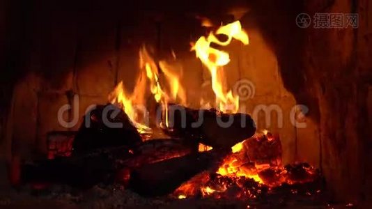 在家舒适的壁炉里燃烧木头，保暖视频