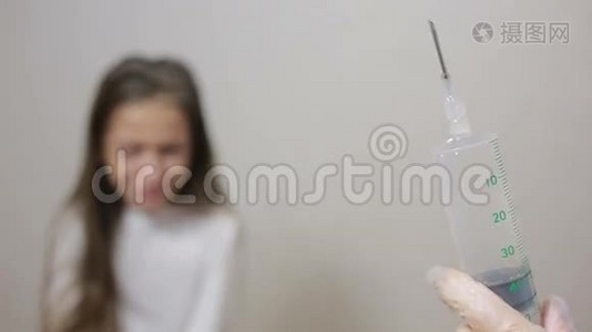 小女孩害怕拿着注射器的医生。 婴儿哭泣害怕注射视频