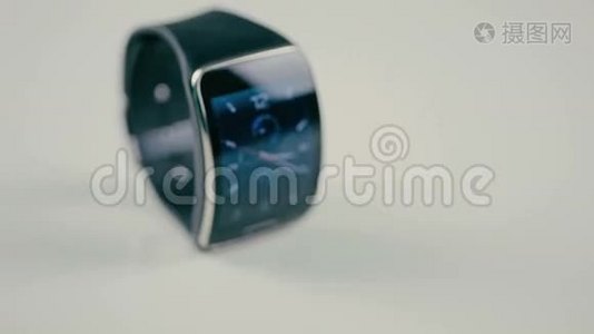 现代智能手表。视频