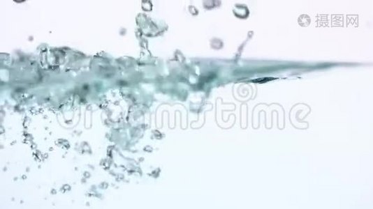白色背景下水中的气泡上升视频
