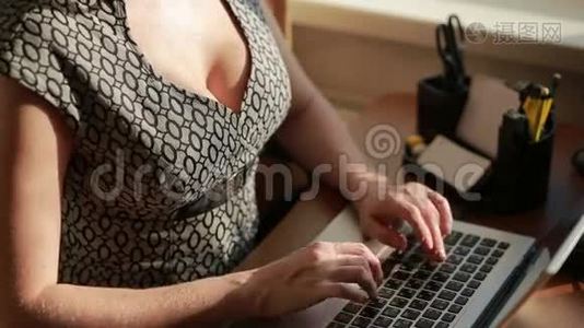 为一台笔记本电脑工作的女商人。视频