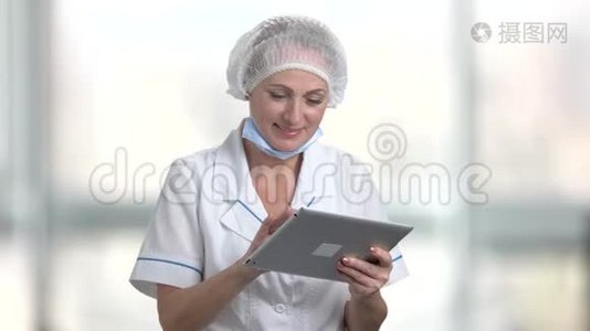 女医生用数码平板电脑。视频