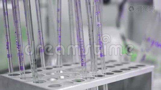 化学实验室流程。 化学反应，试管或烧瓶中的溶液视频
