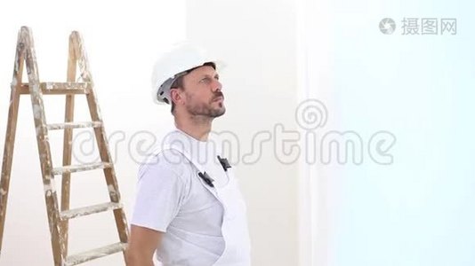 油漆工工作，带滚筒画墙，油漆工房视频