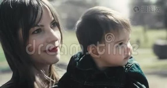 一位母亲和她的宝贝女儿在一起的肖像。视频