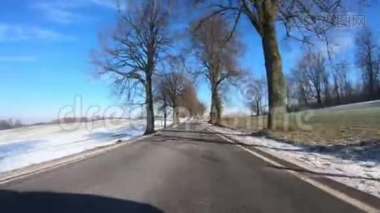 冬季阳光明媚的风景里开车视频