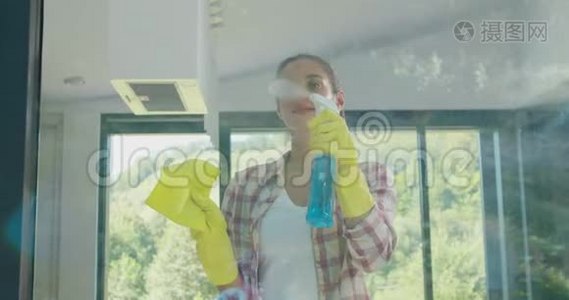 女孩用特殊工具从玻璃中取出清洁溶液，清洁服务。视频
