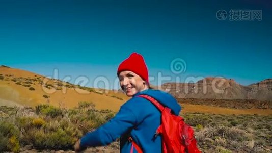 活跃的徒步旅行者妇女徒步旅行在Teide国家公园。 西班牙加那利群岛特内里费带背包的高加索年轻妇女视频