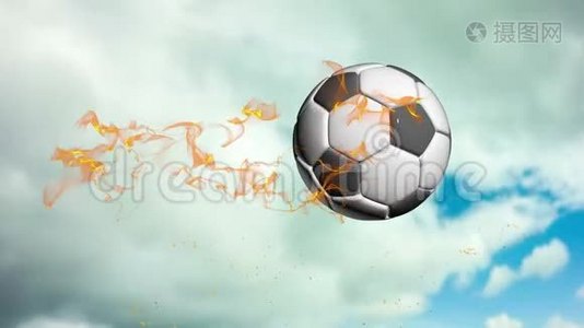 足球在多云的天空中飞行视频