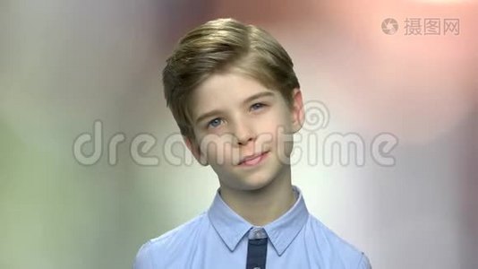 可爱的白种人男孩的肖像。视频