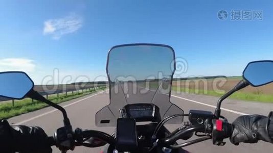 骑在高速公路上的摩托车手。 从摩托车车轮后面看。 POV视频