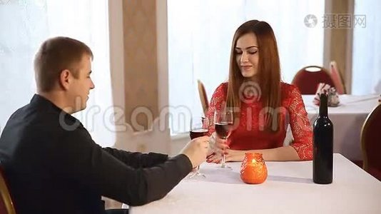 男女餐厅约会浪漫晚烛酒视频