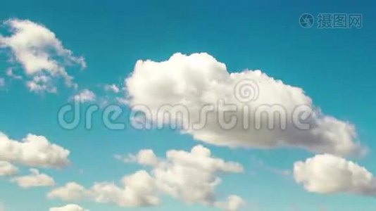 白天的天空有蓬松的云，循环视频视频