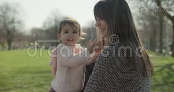 美丽的母亲和她的宝贝女儿探索户外。视频