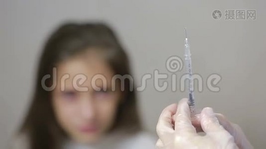 小女孩害怕拿着注射器的医生。 婴儿哭泣害怕注射视频