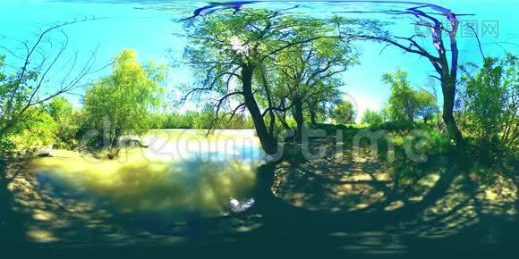 在美丽的山林景观中，河流在岩石上流动的虚拟现实视频