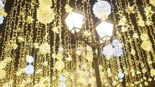 明亮的圣诞街照明。 这个城市为圣诞节装饰. 新年灯光装饰视频