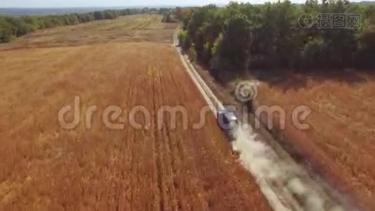 垂直飞行在汽车行驶在道路上。视频