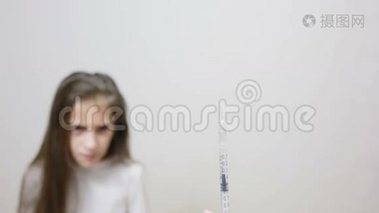 小女孩害怕拿着注射器的医生。 婴儿哭泣害怕注射视频