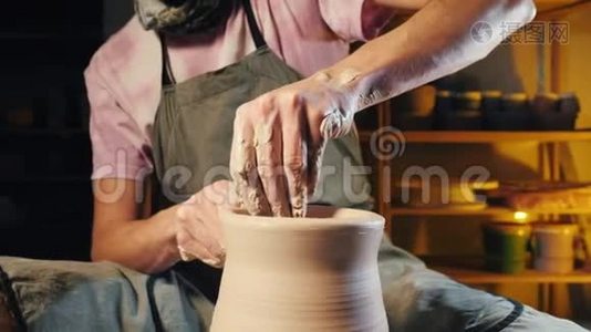 艺术家操作手，轻轻地创造正确形状的手工粘土。 传统制陶，教师视频