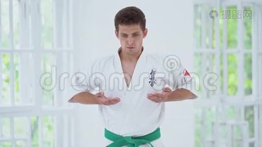 武术大师在体育馆的格斗训练视频
