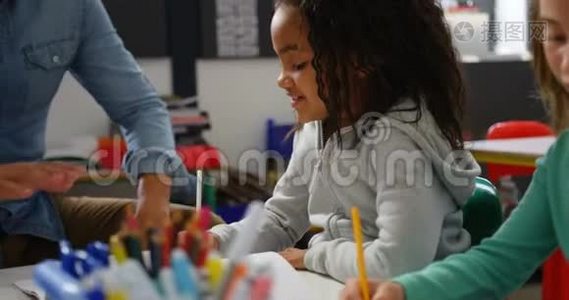 白种人男教师在教室里教女学生的正面景色视频