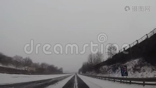 车载仪表板摄像头，高速公路上下雪视频