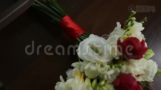 婚礼的漂亮装饰。 漂亮的花在桌子上。视频