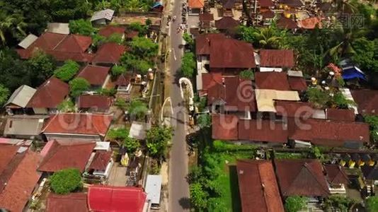 用无人机飞越巴厘岛传统寺庙。 4K架空视图，无编辑。视频