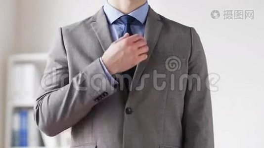 穿上西装调整领带的男人视频