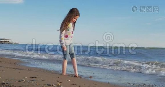 夏天在海滩上玩耍的小女孩视频