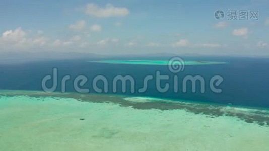 带珊瑚礁和环礁在碧海巴拉巴克，巴拉望，菲律宾。视频