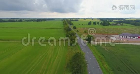 绿色乡村航空和汽车驾驶通过4K。视频