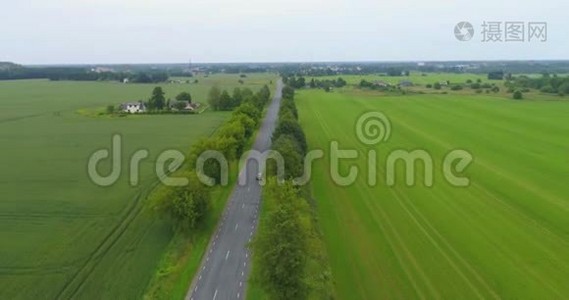 绿色乡村航空和汽车驾驶通过4K。视频