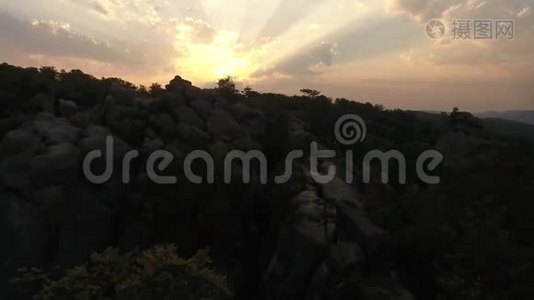 飞越山峰，日落，飞越森林，飞越山脉，飞越岩石，视频