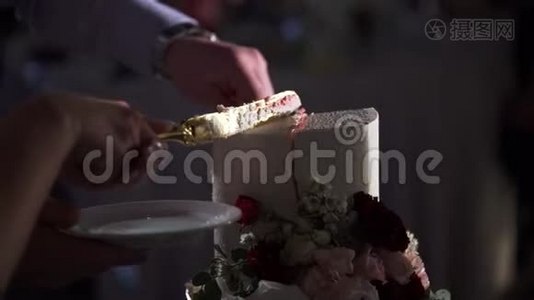 婚礼蛋糕切块视频