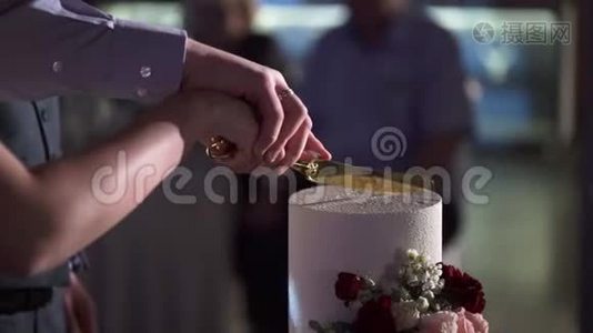 婚礼蛋糕切块视频
