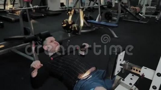 快乐的胖子在健身房做了错误的运动。 第一次在健身俱乐部。视频