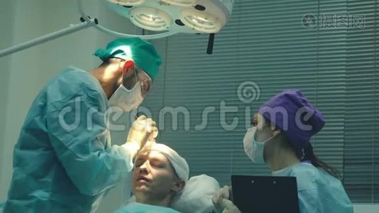 秃头治疗。 头发移植。 手术室的外科医生进行毛发移植手术.. 外科手术视频