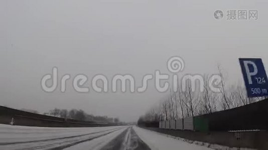 车载仪表板摄像头，高速公路上下雪视频