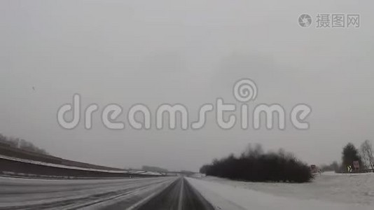 车载仪表板摄像头，高速公路上下雪视频