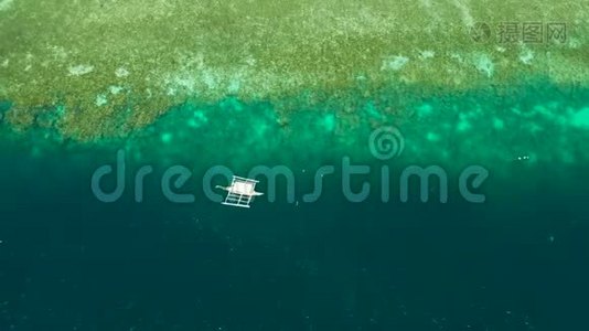 带绿松石水的珊瑚礁，菲律宾Moalboal。视频