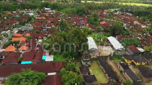 用无人机飞越巴厘岛传统寺庙。 4K架空视图，无编辑。视频